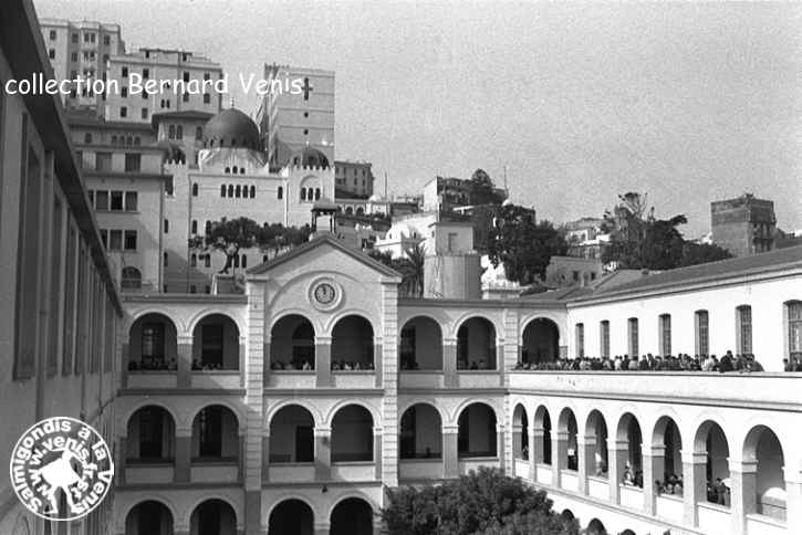 Alger, la cour centrale du lycée Bugeaud en 1962