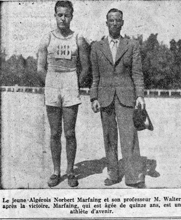 Le jeune 'Algérois Norbert Marfaing et son professeur M. Walter après la victoire. Marfaing, qui est âgée de quinze ans, est un athlète d'avenir. 